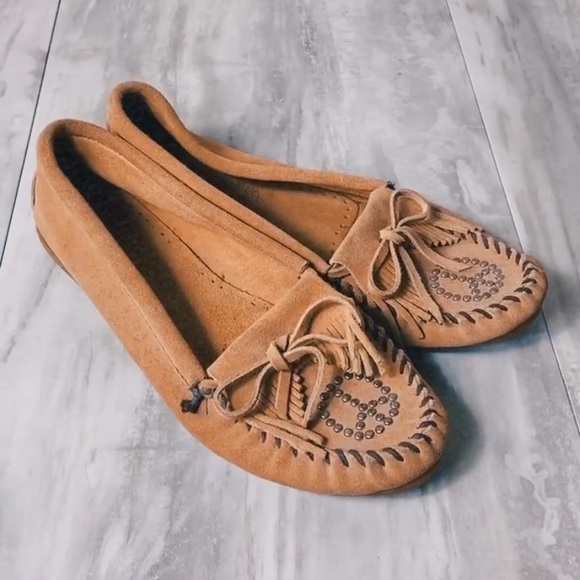 minnetonka peace sign moccasins